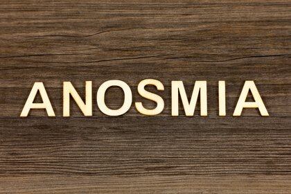 La anosmia es la falta cuantitativa de olfato y es un síntoma cardinal del COVI-19