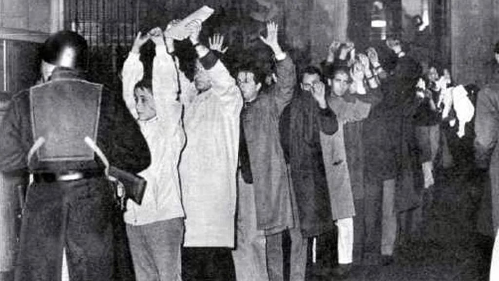 Violento desalojo de las facultades de la UBA tomadas por estudiantes y profesores que resistían la intervención (1966, Noche de los Bastones Largos)
