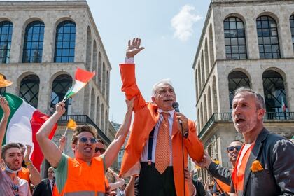 Antonio Pappalardo, fundador de los "chalecos naranja", durante una manifestación en Milán el sábado 30 de mayo (ANSA / AFP)