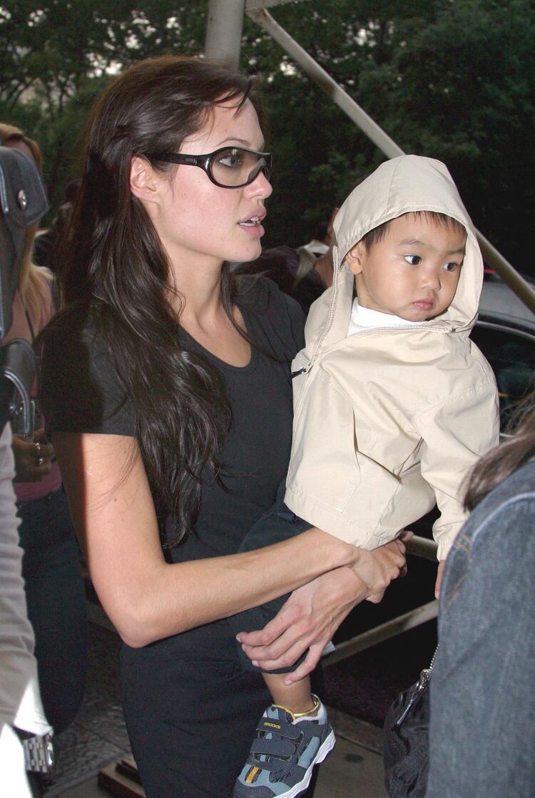 Angelina Jolie con Maddox en 2003 (Crédito: Shutterstock)