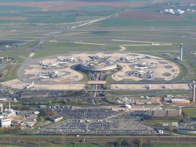 Una imagen aérea del aeropuerto Roissy-Charles-de-Gaulle, donde hallaron al niño. 