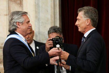 El presidente saliente de Argentina, Mauricio Macri, al entregar el bastón presidencial a Alberto Fernández en 2019