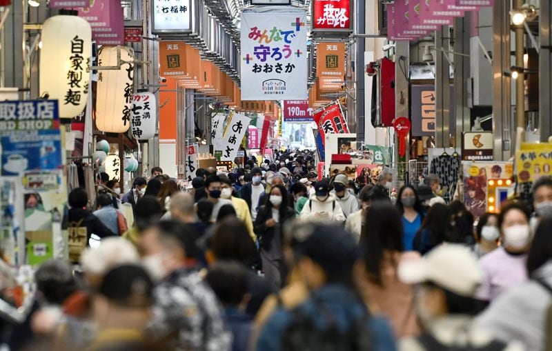 En la foto se ve a una concurrida calle comercial de Osaka, una de las ciudades más pobladas del planeta /Kyodo/vía REUTERS