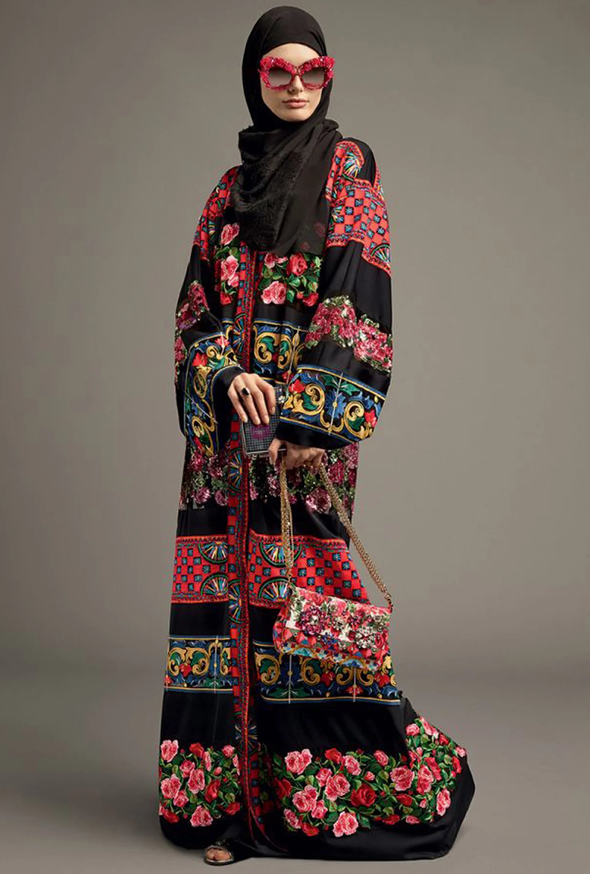 Mix de estampado de flores, barroco y óptico con hijab en encaje y los anteojos XL con apliques de flores fucsias (Vogue Arabia)