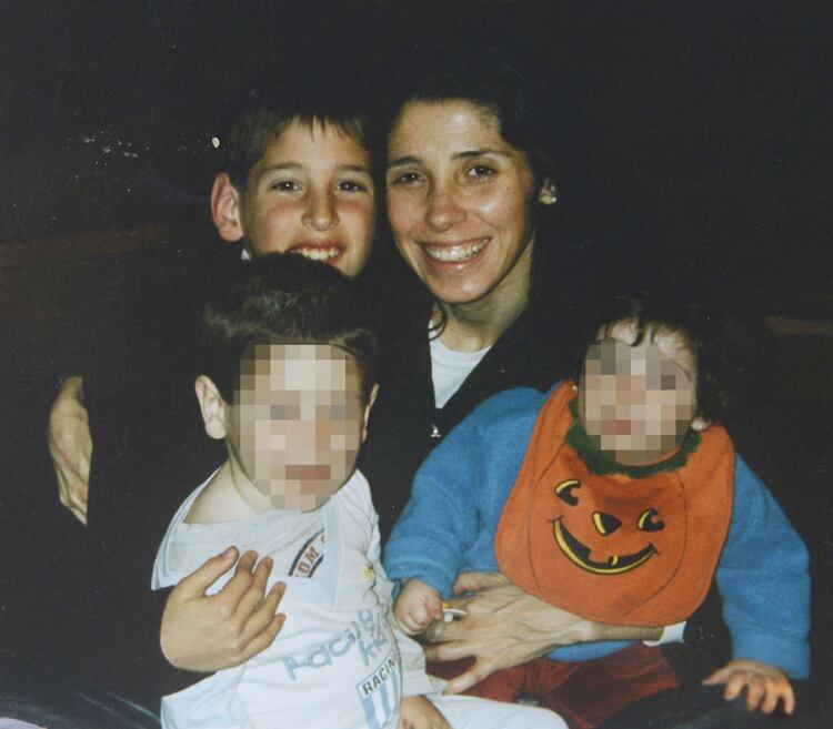 Con su mamá, María Fernanda Bertoncello, y sus hermanos Martín y Catalina cuando eran chicos.
