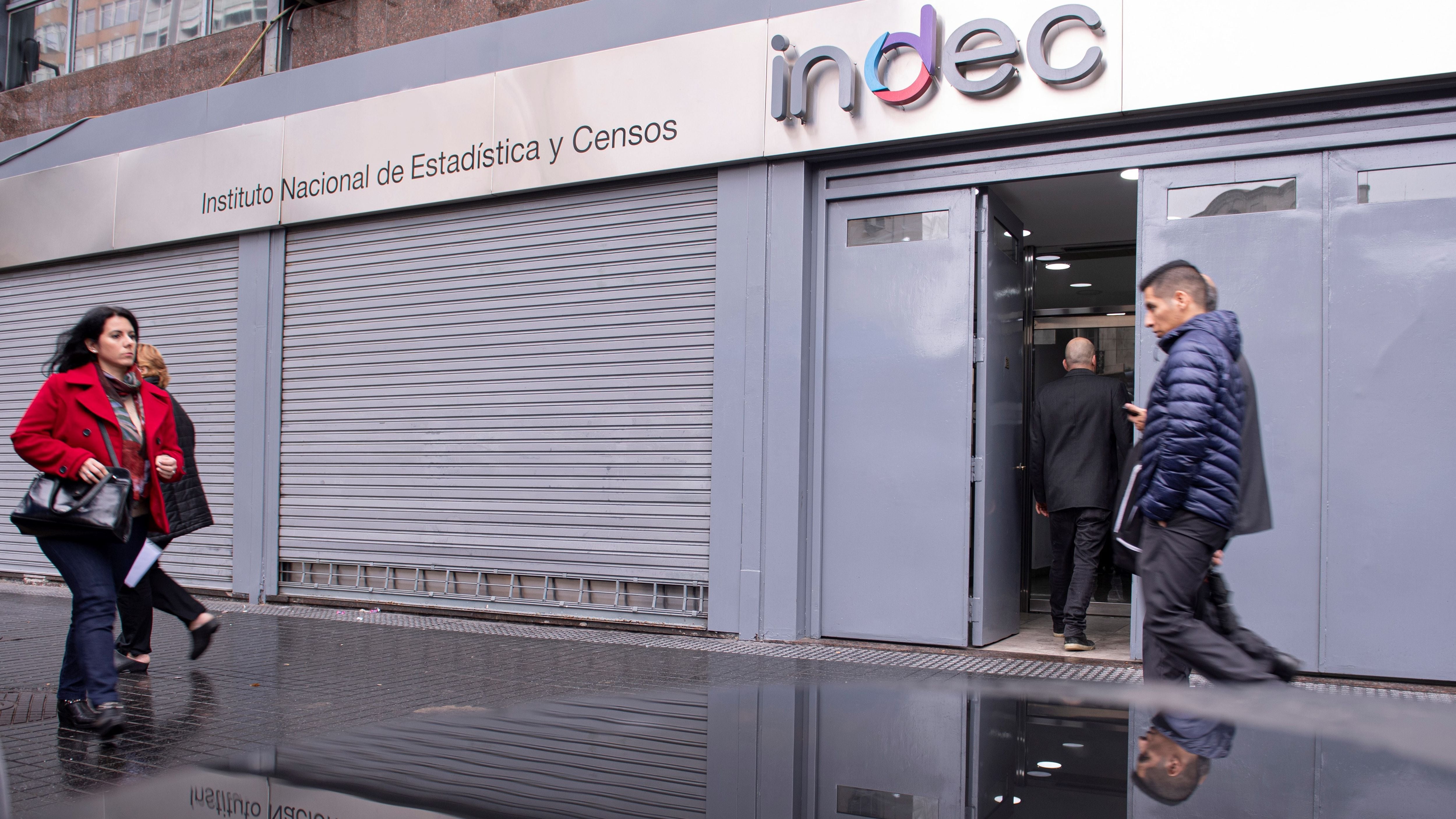 El INDEC informó que para medir la evolución de los precios se realizan encuestas en 500 supermercados y más de 16 mil negocios tradicionales, instituciones y empresas (distribuidoras de gas de red, etcétera). EFE/Matías Nápoli