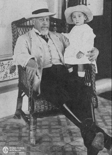 Con uno de sus nietos, en la estancia La Paz, en 1905 (Archivo General de la Nación)