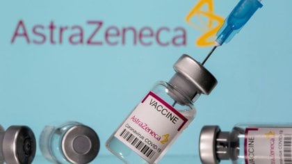 Ilustración de viales con la etiqueta "Astra Zeneca COVID-19 Coronavirus Vaccine" y una jeringa se ven delante de un logotipo de AstraZeneca mostrado, 14 de marzo de 2021. REUTERS/Dado Ruvic