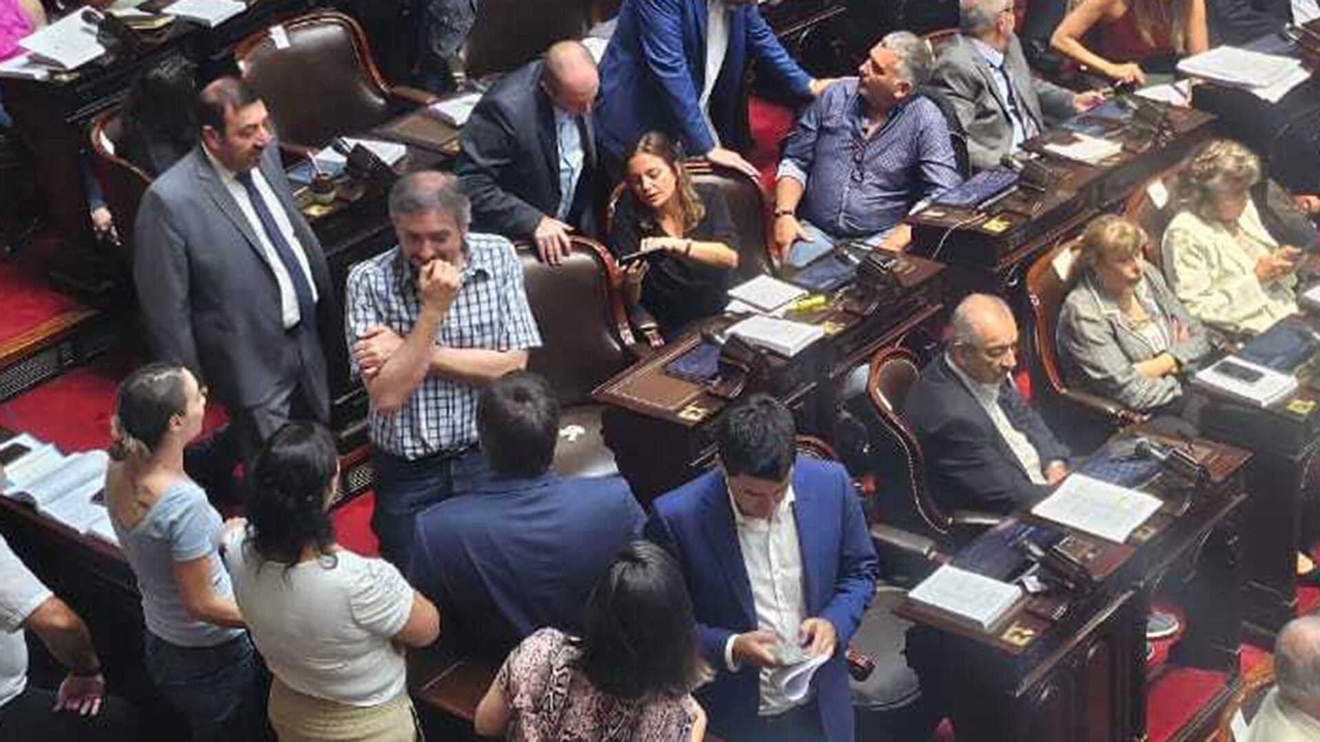 Máximo Kirchner habla con personal de la Cámara de Diputados durante la sesión