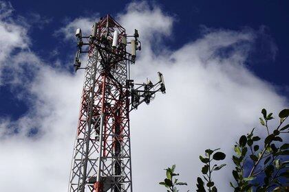 Una antena de telefonía celular. La implementación de la tecnología 5G demandará a Chile duplicar de 30.000 a 60.000 el número de "radiantes"