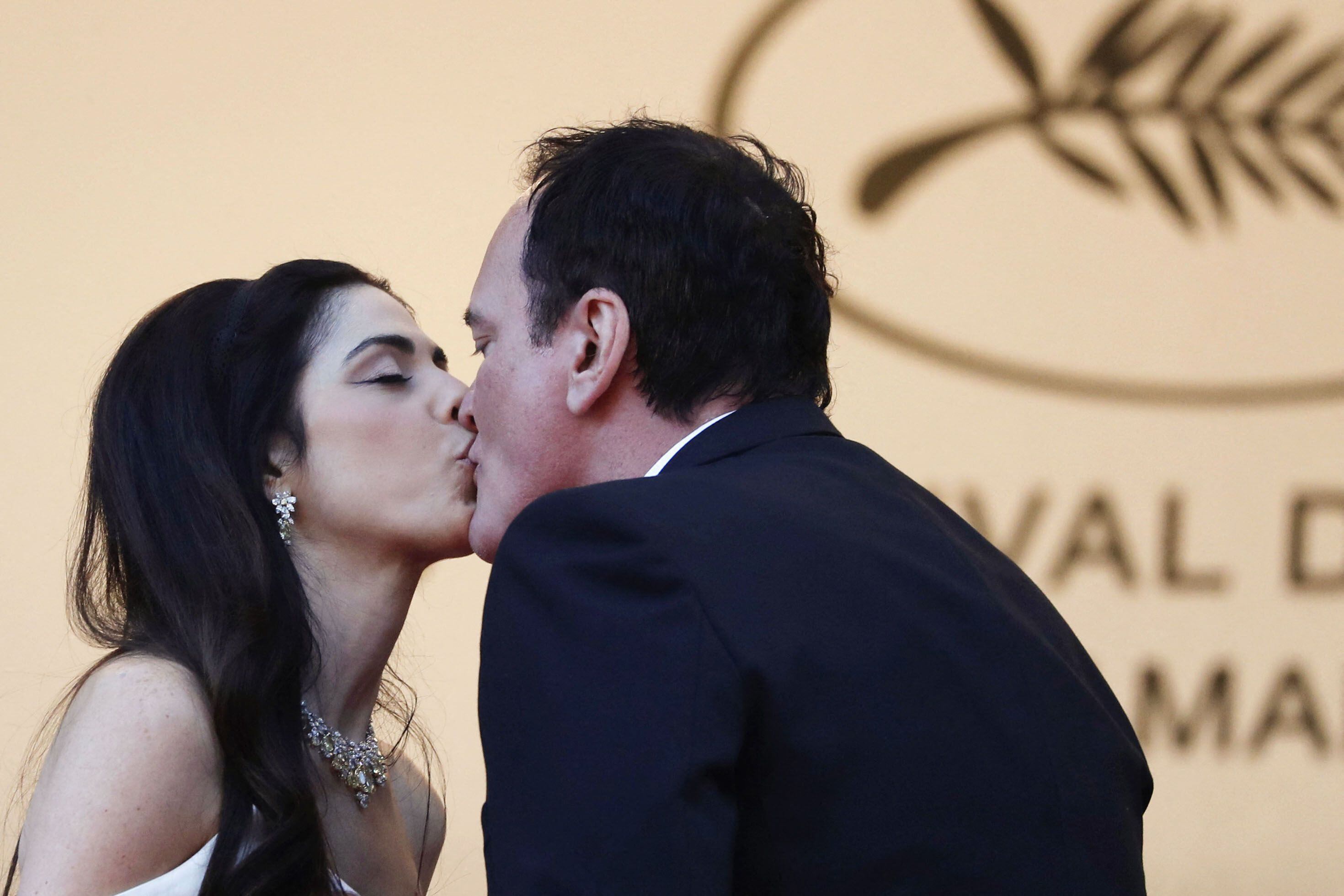 Quentin Tarantino y su esposa Daniella Pick en la ceremonia final del Festival Cannes. (REUTERS/Yara Nardi)