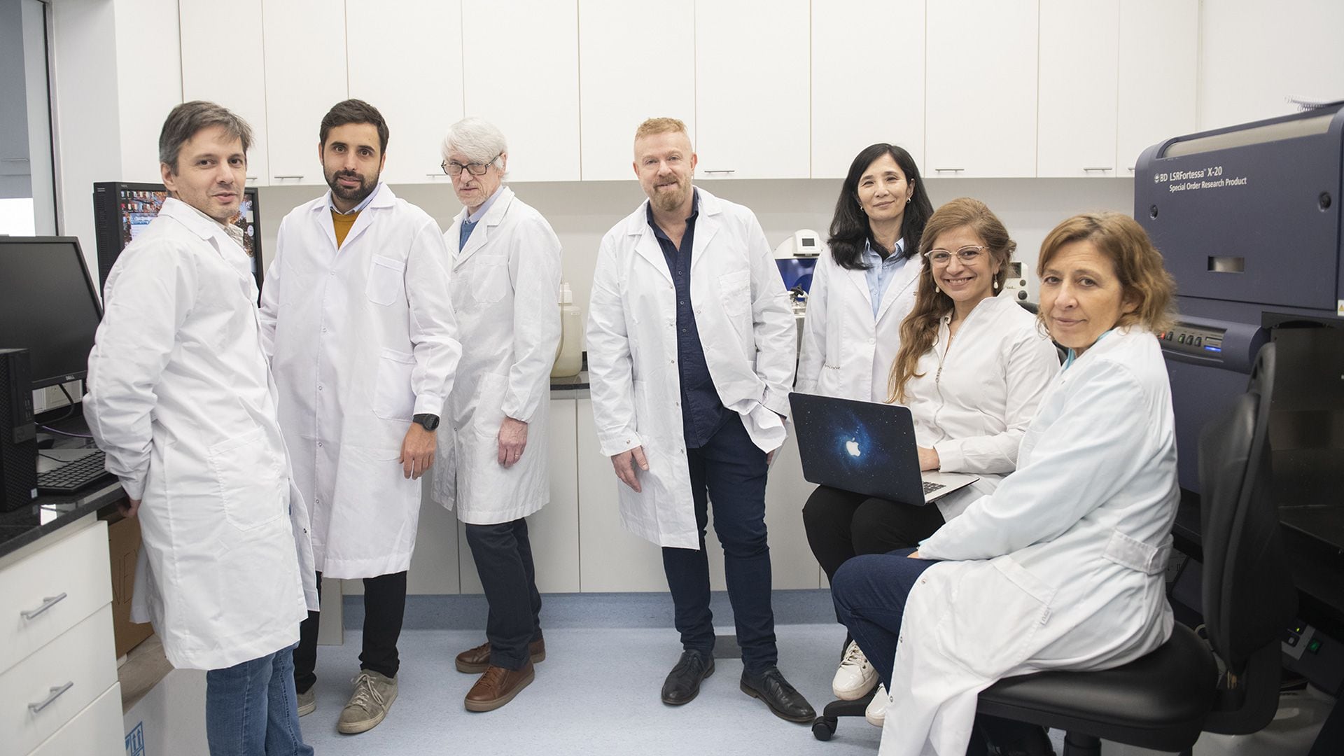 El doctor Rabinovich, junto al equipo que lidera, en el nuevo centro biotecnológico contra el cáncer y enfermedades autoinmunes (Galtec / Conicet)