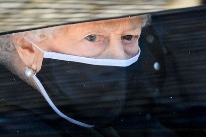 La reina Isabel II de Gran Bretaña llega al funeral de su esposo, el príncipe Felipe, quien murió a los 99 años, en la Capilla de San Jorge, en Windsor, Gran Bretaña, el 17 de abril de 2021. Leon Neal/Pool via REUTERS
