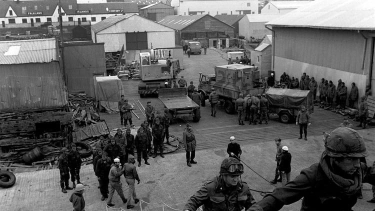 Desembarco de las tropas en Puerto Argentino. Foto: Roman Von Eckestein.