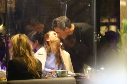 Romance confirmado. Alessandra Ambrosio fue vista a los besos con Richard Lee durante una romántica comida en un exclusivo restaurante de Brentwood, California