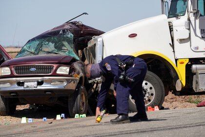 La escena del choque entre una camioneta y un camión, cerca de la frontera entre EEUU y México. (Foto: Reuters)