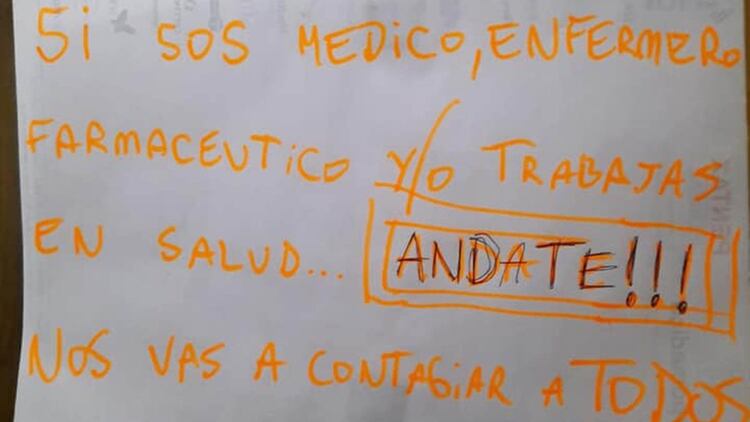 El mensaje que pegaron en el ascensor de un edificio en Venado Tuerto estaba dirigido a dos profesionales de la salud que trabajan en el Hospital Gutiérrez de la ciudad santafesina