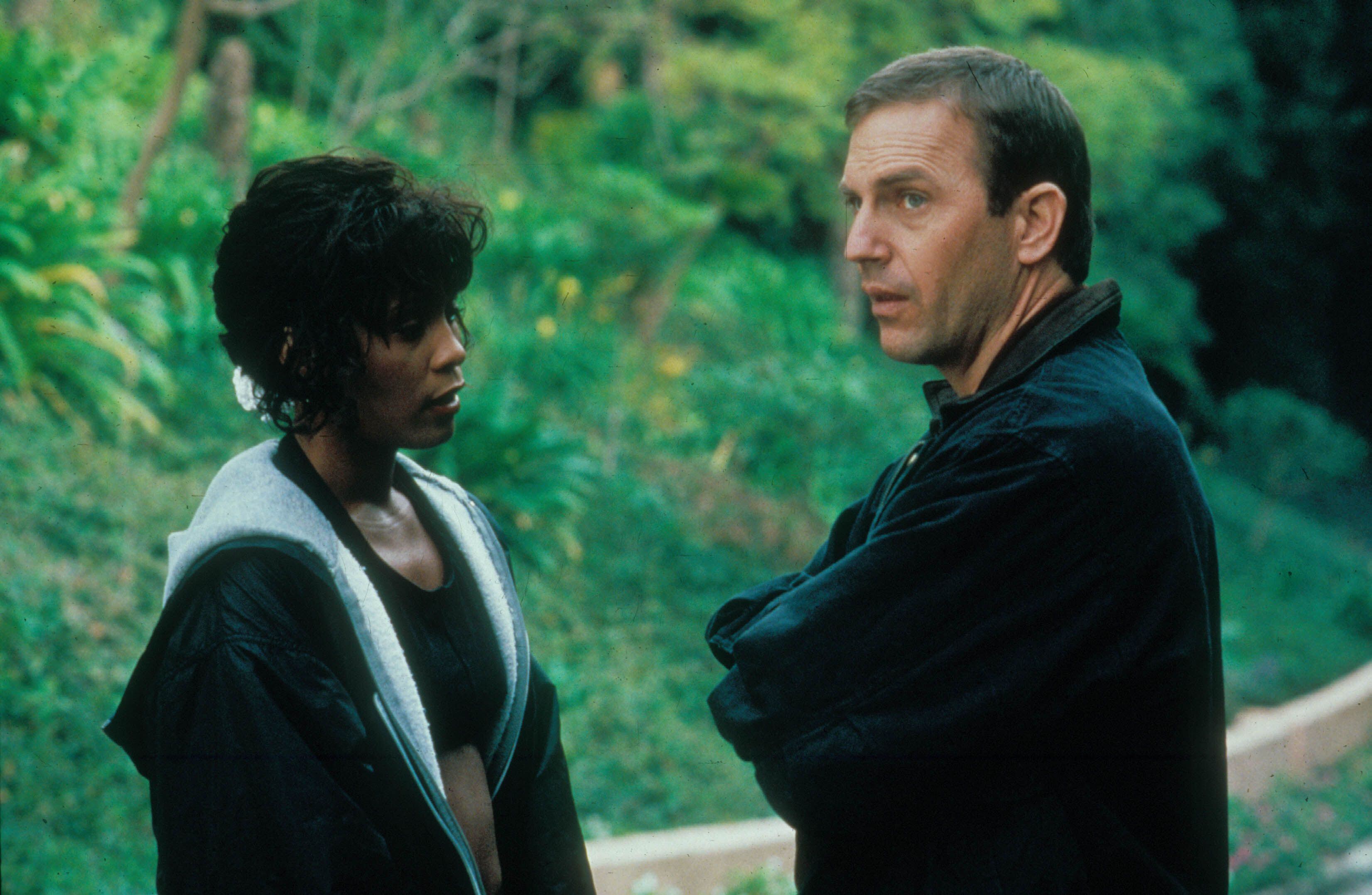 Whitney Houston junto a Kevin Costner durante el rodaje de El Guardaespaldas (Shutterstock)