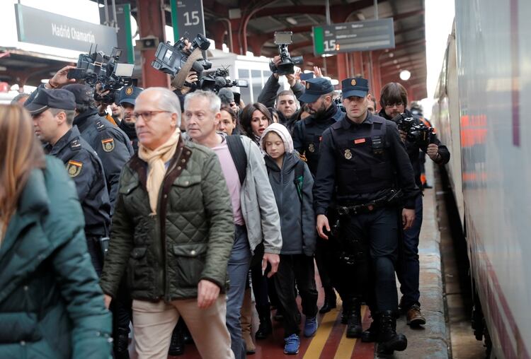 Cientos de personas entre seguidores, periodistas y policías cubrieron la estación de tren para recibirla (REUTERS/Juan Medina)
