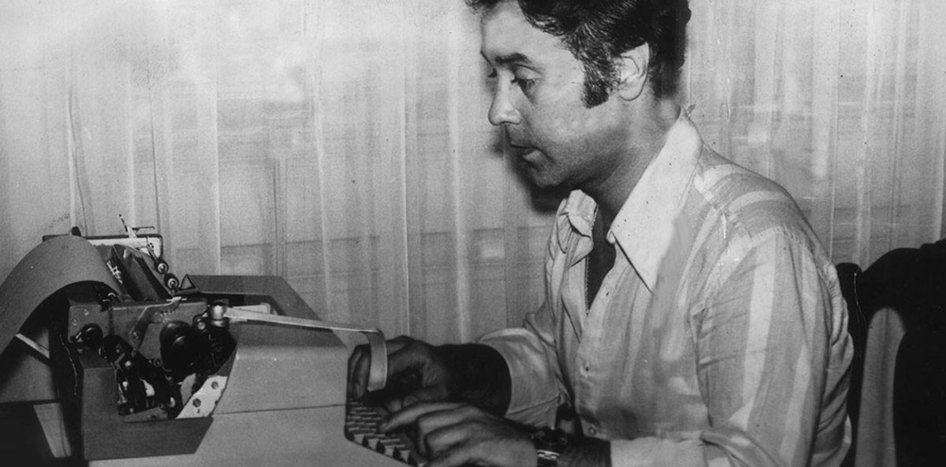 Migré, en su juventud, frente a una máquina de escribir