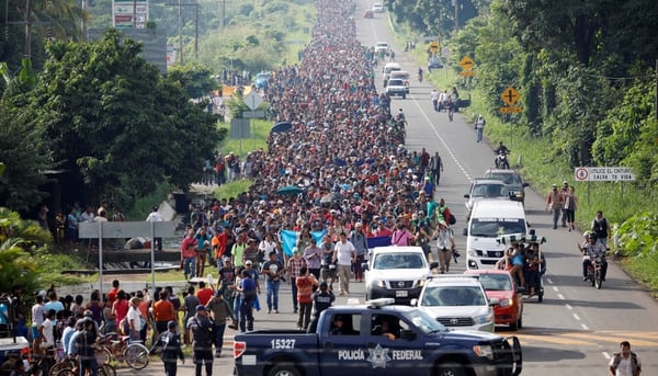La caravana de migrantes camina en Tapachula, en el sur de MÃ©xico (Reuters)