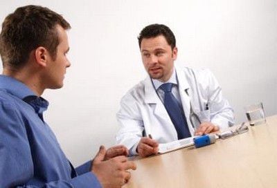 La gota suele deberse a factores genéticos que llevan a que los riñones no puedan filtrar el ácido úrico como deberían