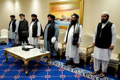 Miembros del equipo de negociación de paz de los talibanes asisten a una reunión con el secretario de Estado de Estados Unidos, Mike Pompeo, en medio de conversaciones entre los talibanes y el gobierno afgano, en Doha, Qatar. Patrick Semansky/Pool via REUTERS