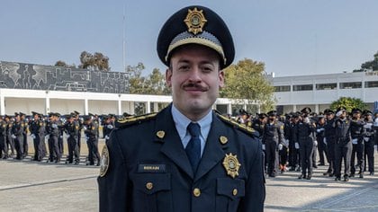 Javier Berain, el primer policía abiertamente LGBTTTI autorizado como comandante (Foto: Twitter / @javierberain)