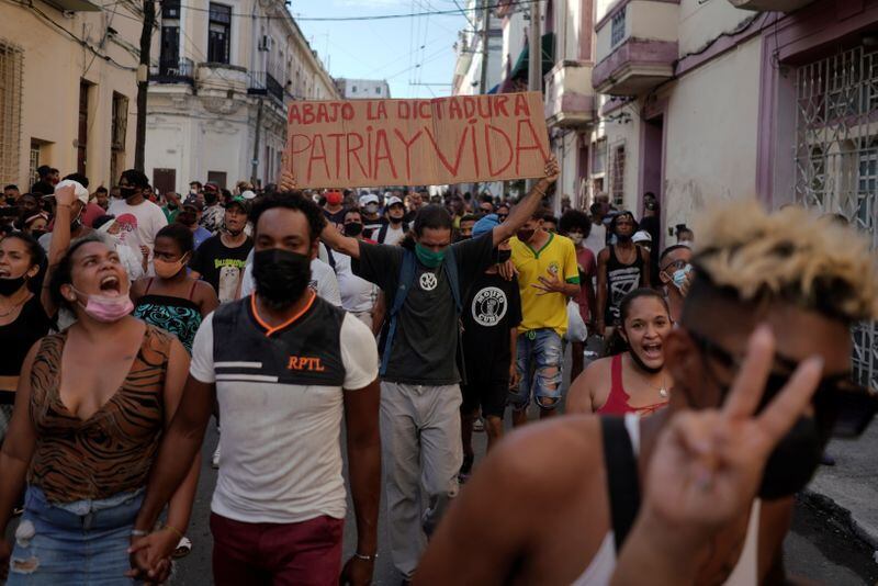 Gente grita consignas durante una protesta en La Habana (REUTERS/Alexandre Meneghini)