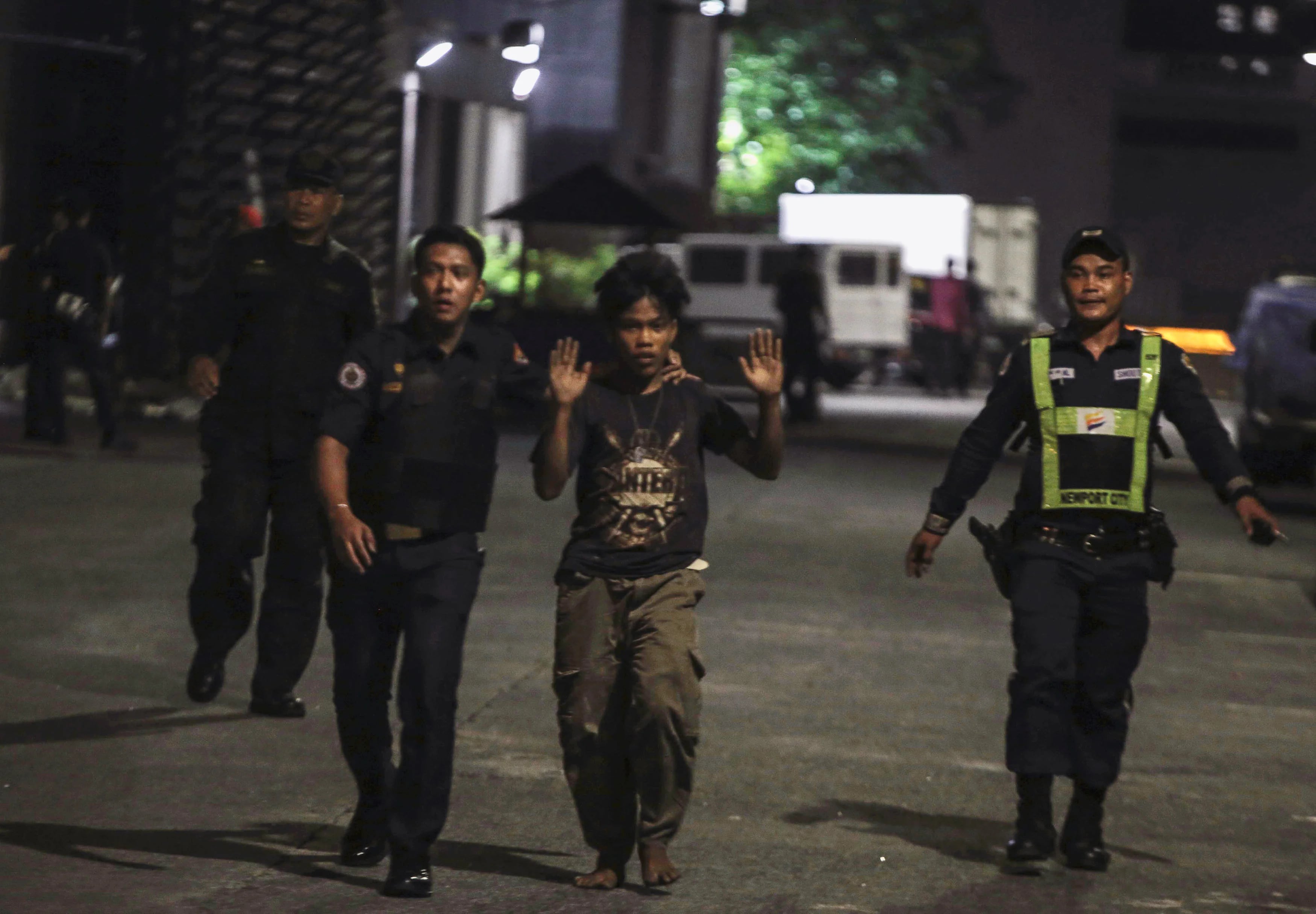 La policía escoltando un trabajador del hotel (Reuters)