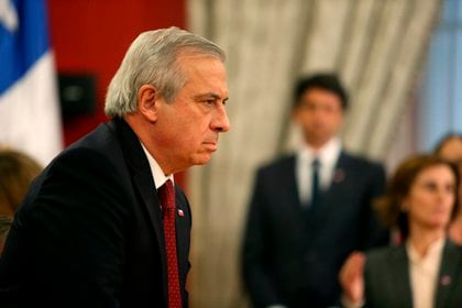 El destituido ministro de Salud de Chile, Jaime Mañalich, se ha transformado en una voz opinante y ha advertido que debe ser revisada la posibilidad de posponer las elecciones fijadas para el 10 y 11 de abril
