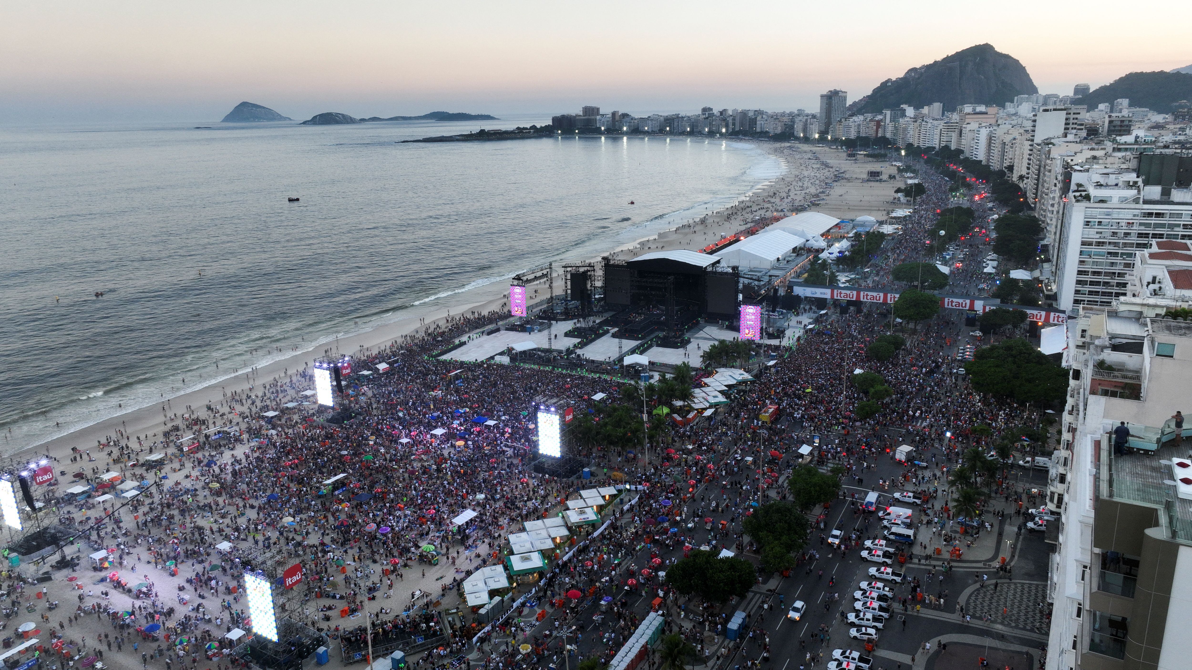 Así lucían las playas de Copacabana a la espera del show de Madonna (REUTERS/Leonardo Benassatto)