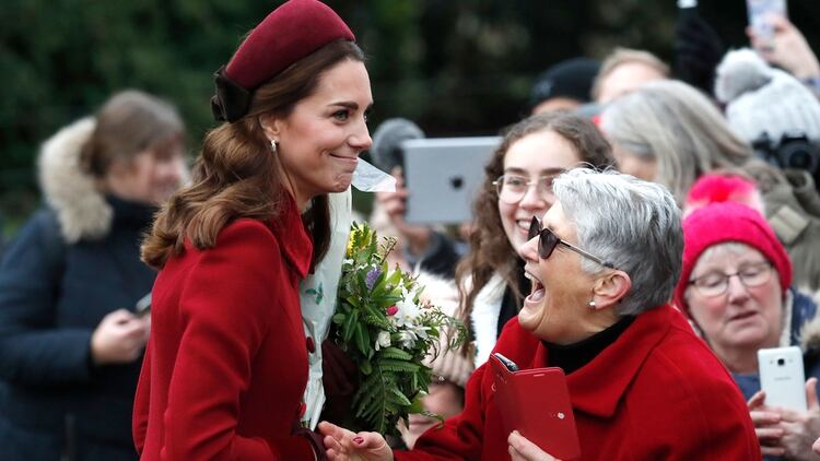 Kate Middleton con los admiradores que se acercaron al iglesia María Magdalena en Sandringham.