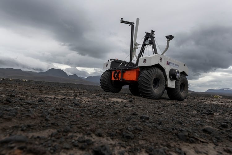 El explorador robótico recorre el campo, con condiciones similares a las de Marte (AFP)
