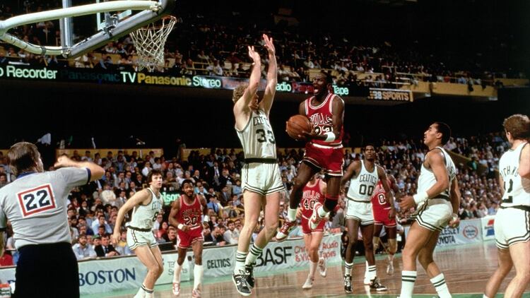 Michael Jordan hizo historia el 20 de abril de 1986 cuando le anotó 63 puntos a los Boston Celtics (NBAE via Getty Images)