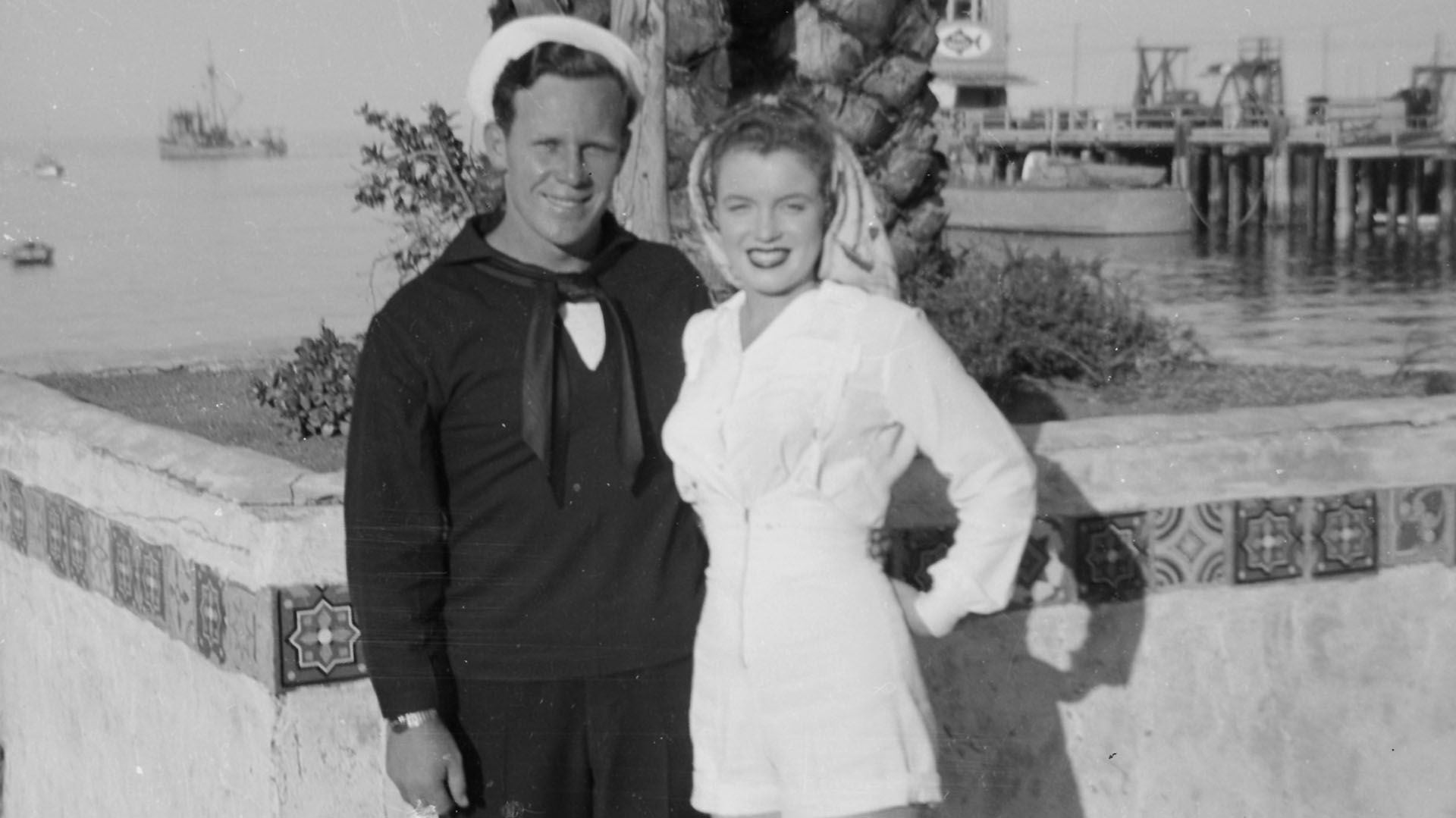 Norma Jeane Baker, en el futuro Marilyn Monroe, con su primer marido, el marino mercante James Dougherty en Avalon, Santa Catalina, alrededor de 1943 (Photo by Silver Screen Collection/Hulton Archive/Getty Images)