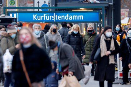 FILE PHOTO: People with protective face masks walk at Kurfurstendamm shopping boulevard, amid the coronavirus disease (COVID-19) outbreak in Berlin, Germany, December 5, 2020.    REUTERS/Fabrizio Bensch/File Photo