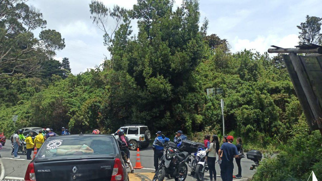 Autoridades de tránsito regulan el tráfico de personas y vehículos en los accesos a Monserrate y Guadalupe