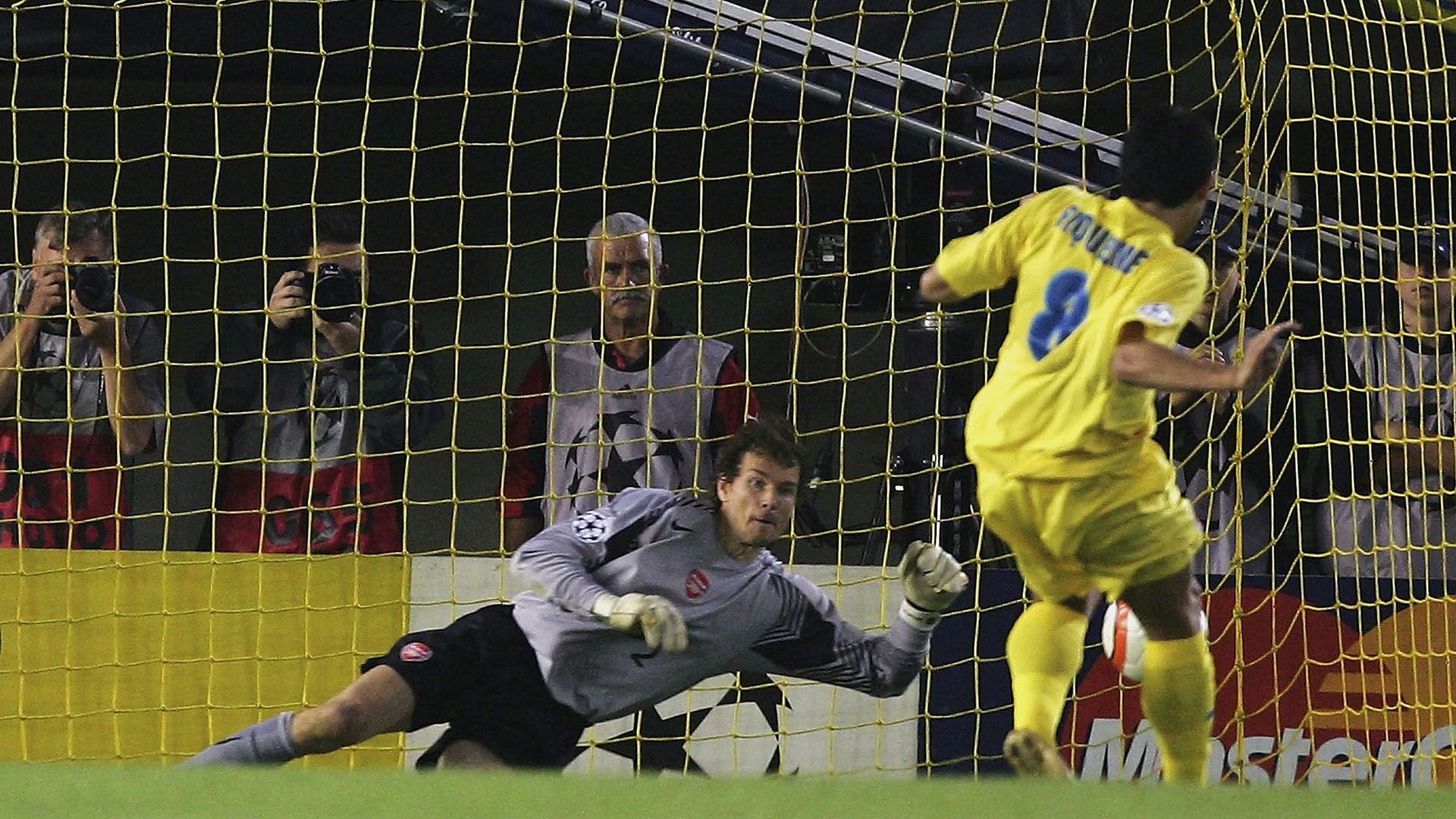 Riquelme y el recordado penal que malogró ante el Arsenal en las semifinales de la Champions League (Getty Images)