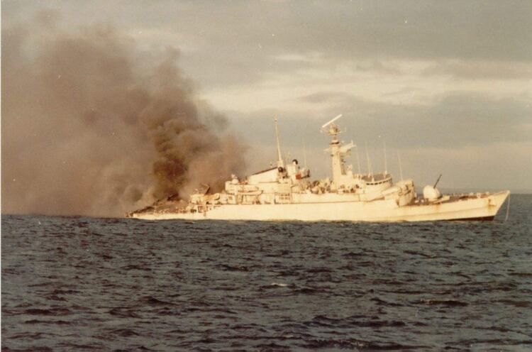 La fragata misilística HMS Ardent atacada durante tres embestidas sucesivas en el Estrecho de San Carlos el día que desembarcaron las tropas británicas en San Carlos.