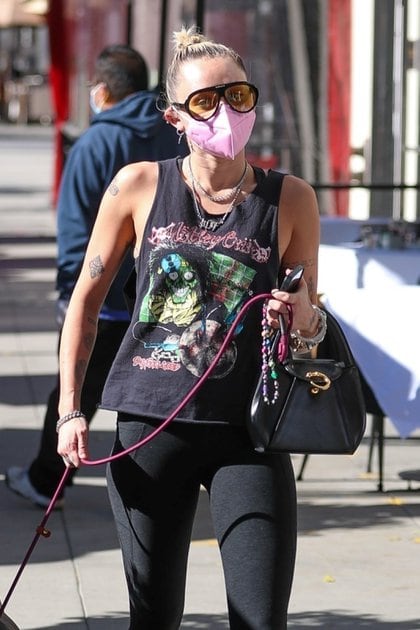 Miley Cyrus sacó a pasear a su perro -que rescató recientemente- por las calles de Beverly Hills. La actriz y cantante lució unas calzas negras, una musculosa estampada, un tapabocas rosa, zapatillas fucsias y lentes de sol amarillos