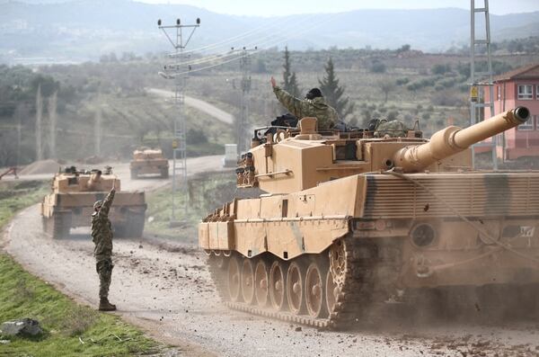 Tanques Leopard 2 del ejército turco en la frontera, poco antes de iniciar las operaciones (Reuters)