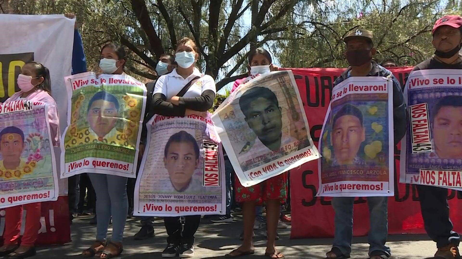 Cientos de manifestantes realizaron pintadas el miércoles en la embajada de Israel en México para exigir que ese país extradite a un exfuncionario mexicano investigado por la desaparición de 43 estudiantes en 2014.