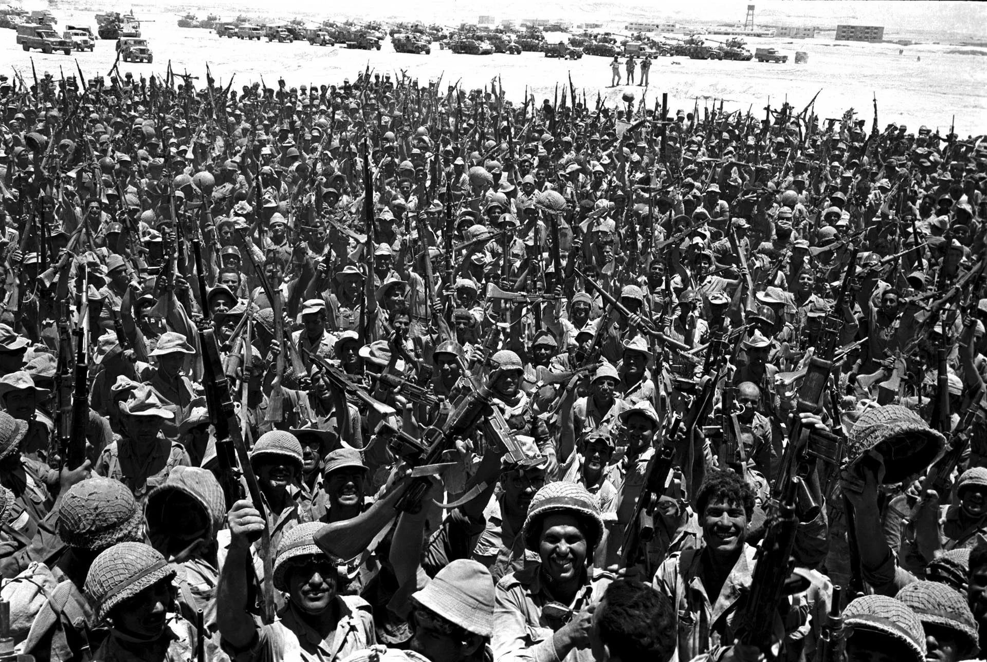 10 de junio de 1967. Tropas israelíes celebran jubilosas la victoria en el desierto de Sinaí (AP)