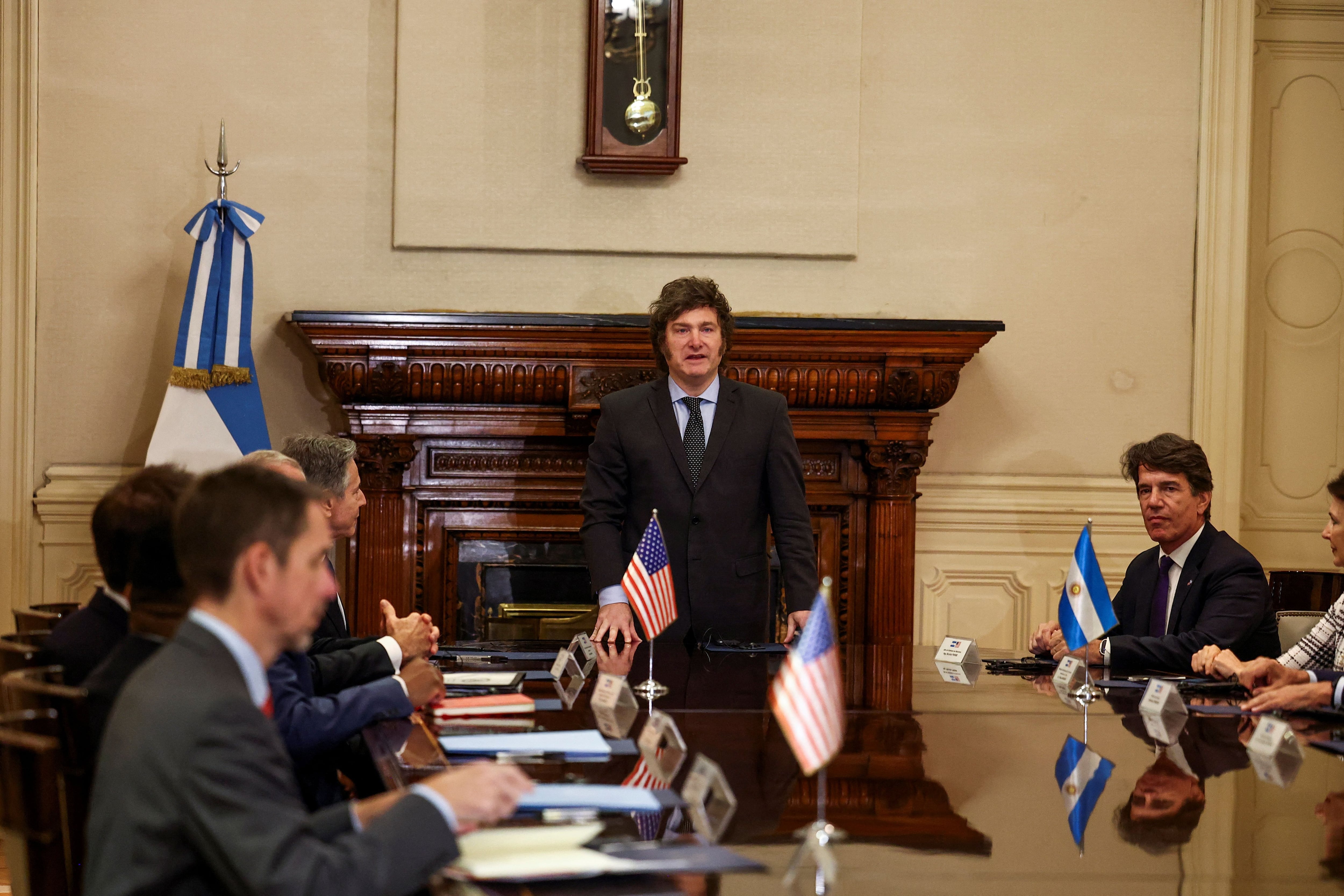 Javier Milei durante la reunión con Antony Blinken en el despacho presidencial