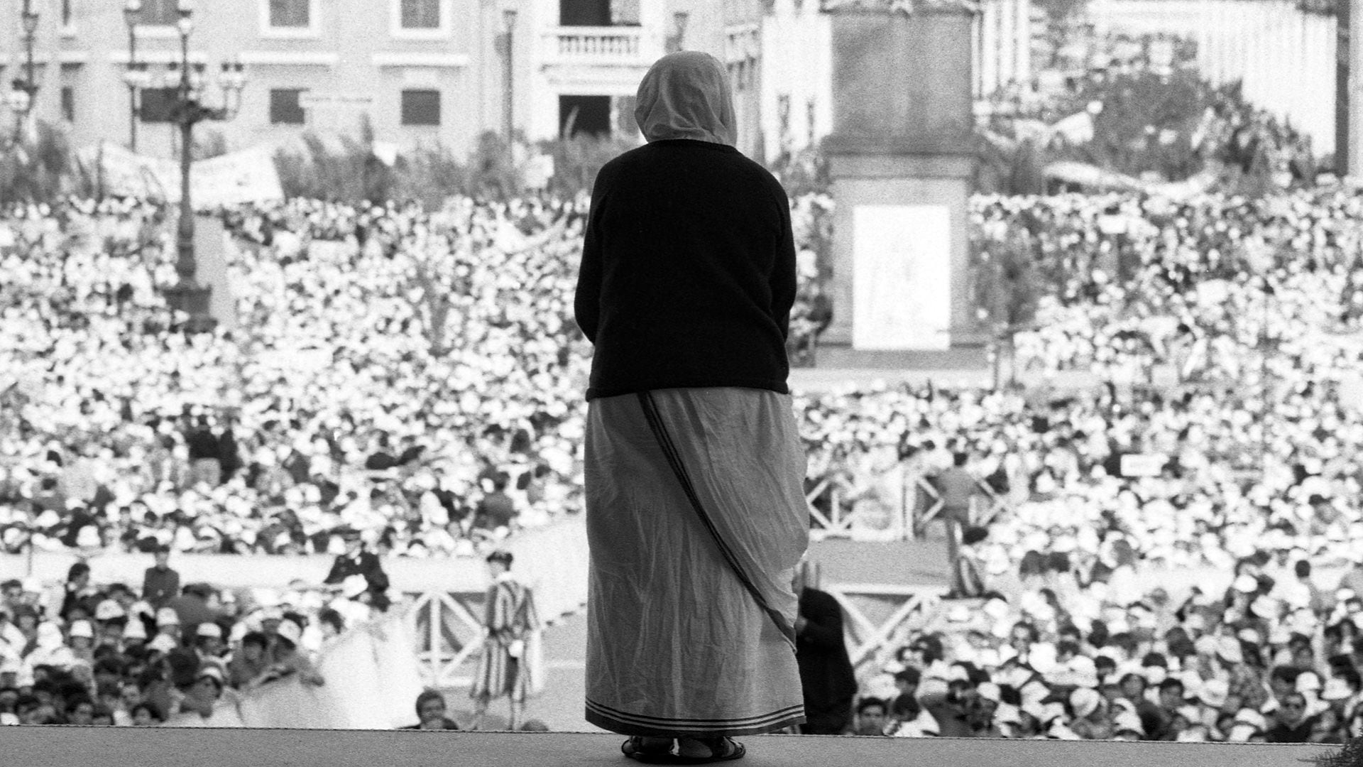 La Madre Teresa se convirtió en una celebridad mundial en los años setenta. En 1979 obtuvo el Premio Nobel de la Paz. Esta imagen es de una clebración en la plaza de San Pedro en el Vaticano que tuvo lugar en 1984 y a la que concurrieron más de 200.000 personas ( Edoardo Fornaciari/Getty Images)