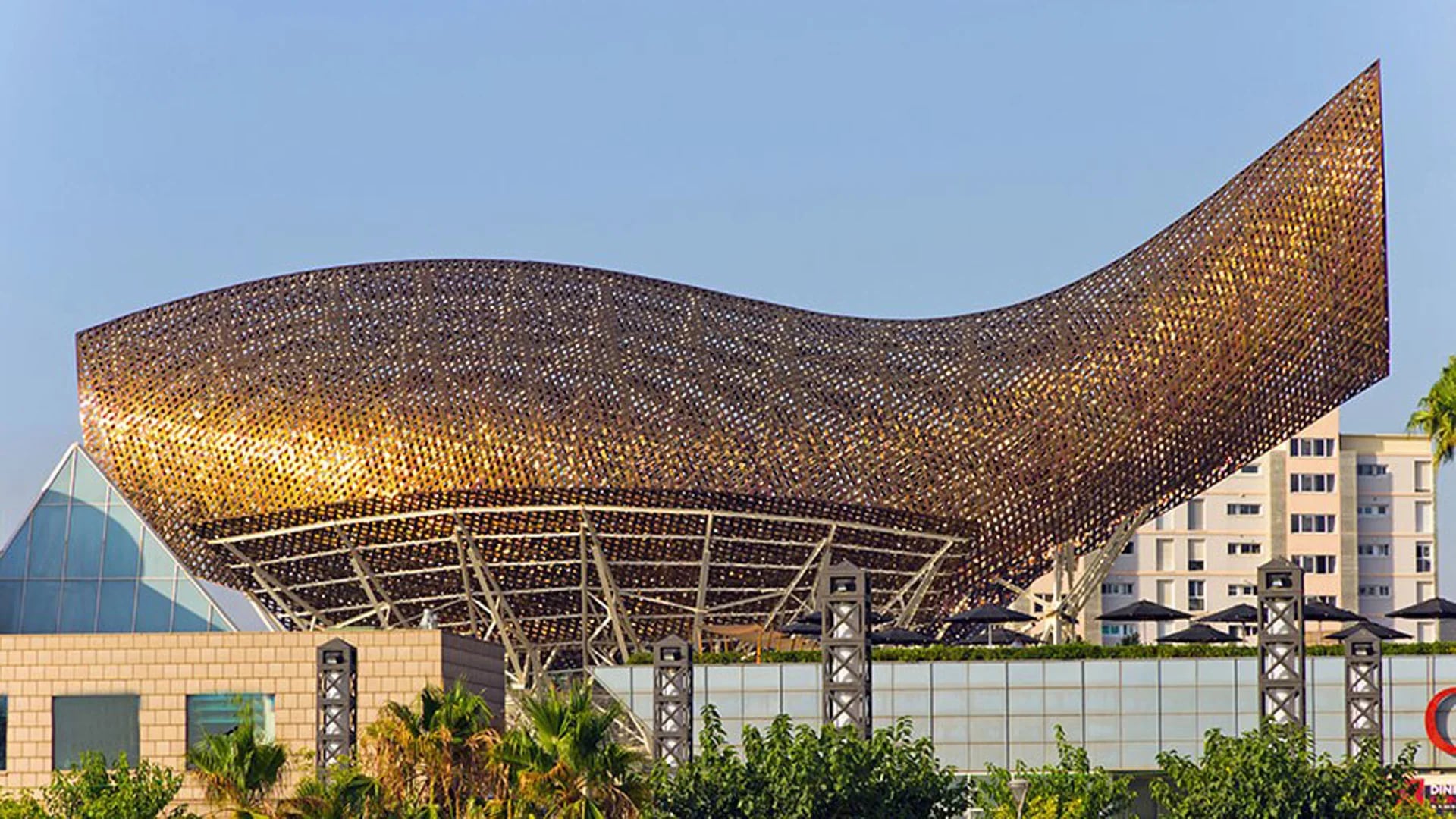 Cuenta con 56 metros de largo y 35 metros de altura y está realizado con acero color bronce