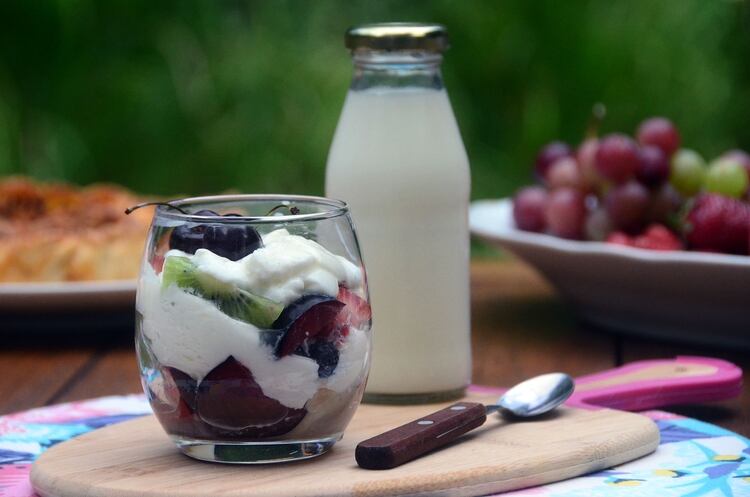 Trifle de yogur con frutas y algunas frutas secas, ideal para una merienda (Matías Arbotto)
