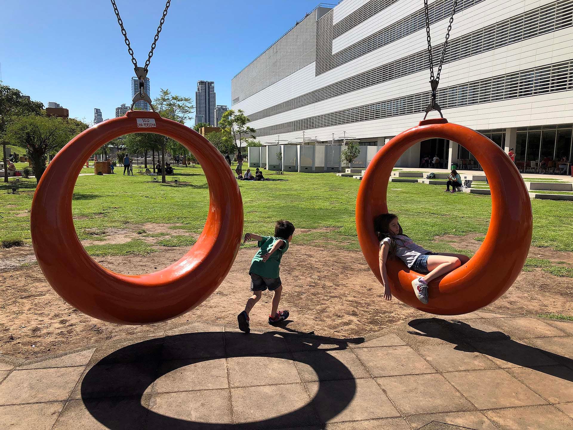 Denominó la foto como "juegos modernos": "Son dos chicos que están jugando en la Plaza de la Ciencia, detrás del Polo Científico y Tecnológico del barrio de Palermo, ubicada en Godoy Cruz entre Soler y Paraguay" 