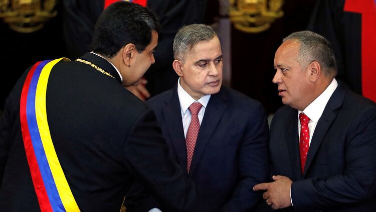 Tarek William Saab, fiscal general de Venezuela, junto a Nicolás Maduro (izquierda) y Diosdado Cabello (derecha)(Reuters)
